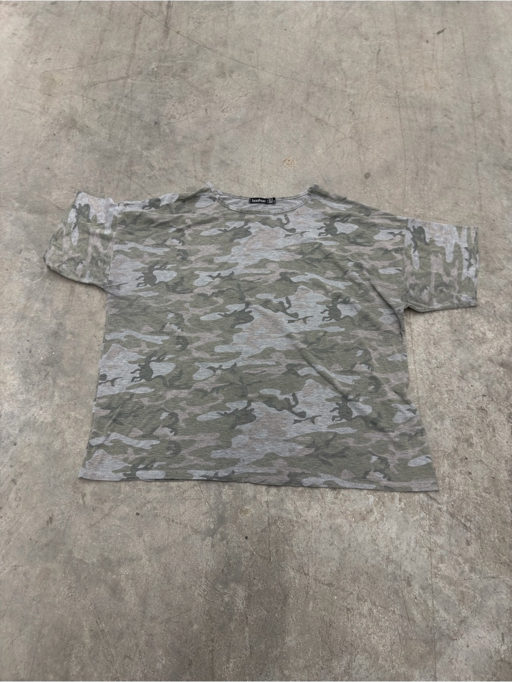 Boohoo Gray and Green Camo Short Sleeve Crewneck Tee